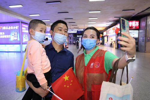 武漢文旅志愿者熱情迎客，外地游客喜獲紅旗與熱干面禮包